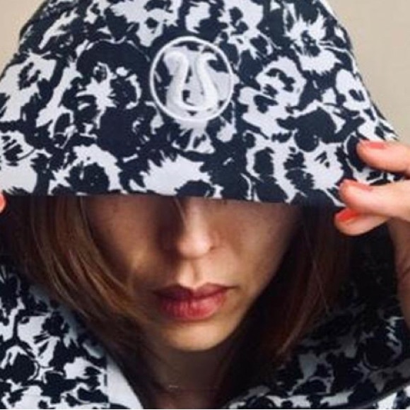 Black and White Lululemon hoodie scuba - Picture 4 of 12